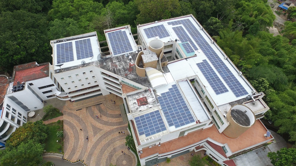 La energía solar ilumina las clases en la Universidad Santo Tomás