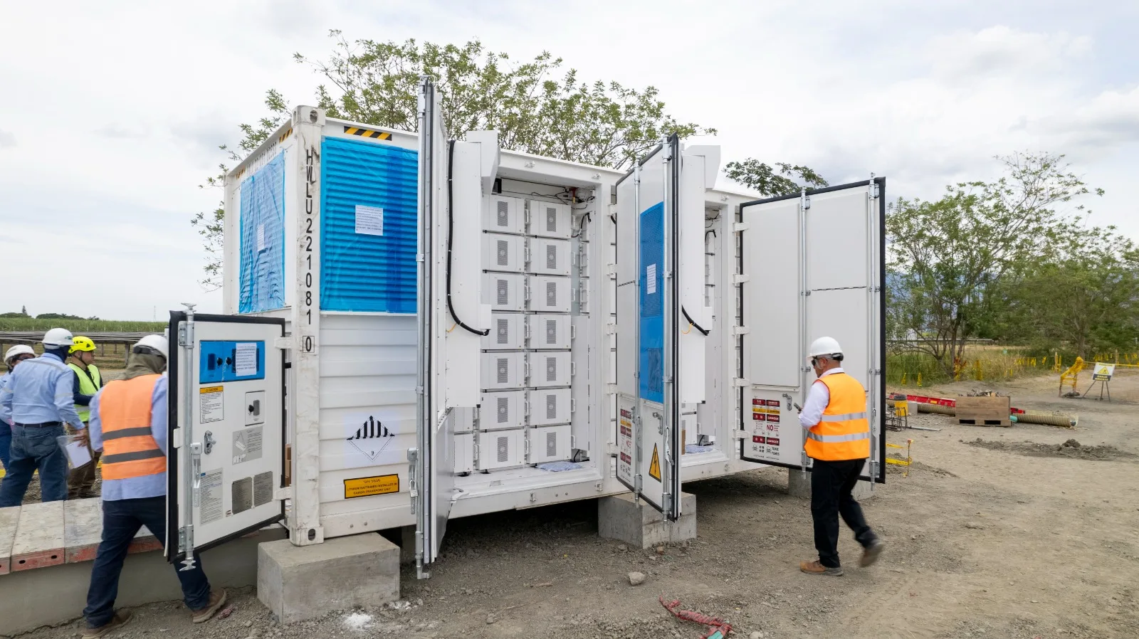 Celsia innova al poner en operación el primer sistema de baterías conectado a una granja de energía solar