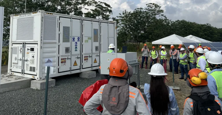 Ya está funcionando en Colombia el innovador sistema de baterías conectado a una granja de energía solar